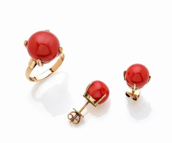 Parure composta da anello e orecchini corallo moro forato