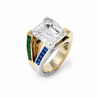 Anello in Oro Bianco e Giallo con Diamante Centrale 7.01ct. Zaffiri e Smeraldi Carrè.