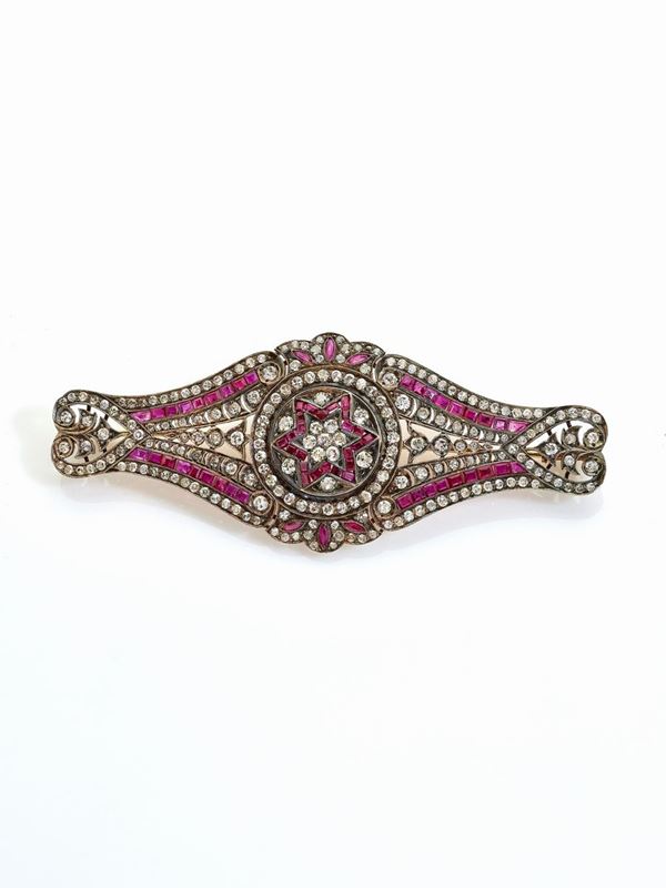 Spilla diamanti e rubini carr&#232;  - Auction Gioielli e Orologi del XX Secolo - Faraone Casa d'Aste