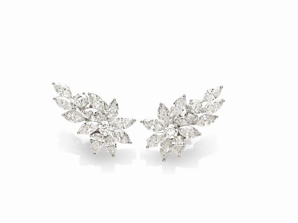 Orecchini in oro bianco e diamanti taglio navette, brillante e goccia