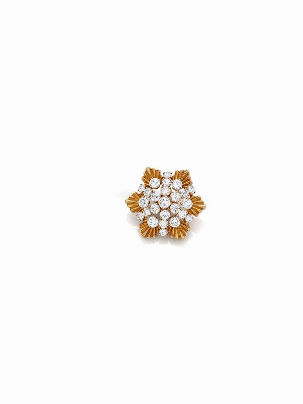 Bulgari - Spilla firmata Bulgari in oro giallo e diamanti
