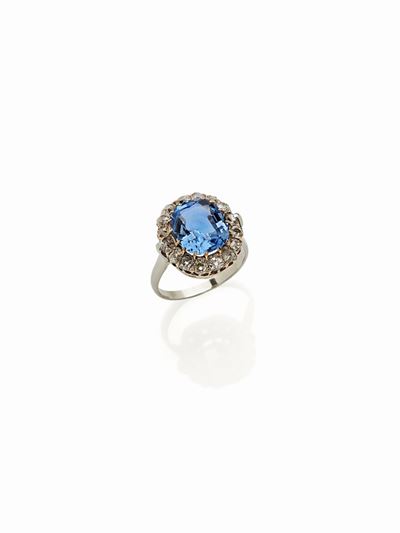 Anello in Oro Bianco con Zaffiro di 5,30 Ct Circa e Diamanti