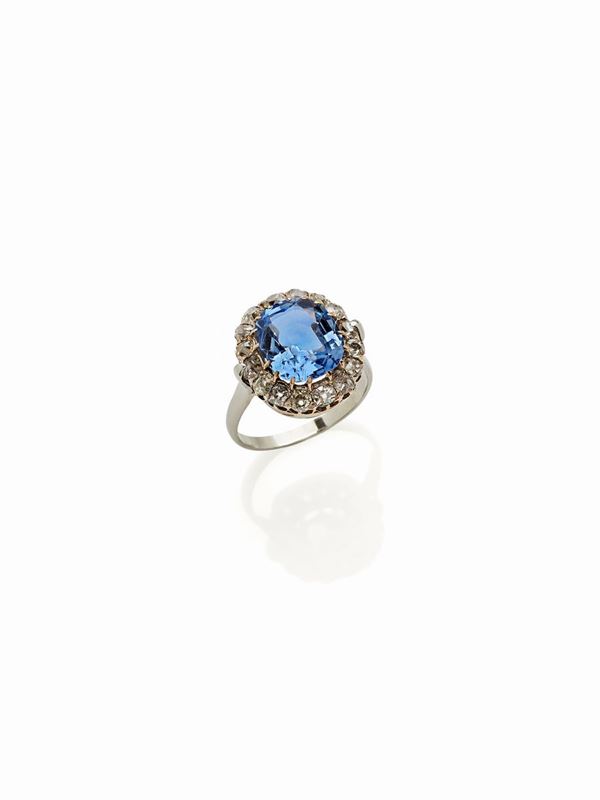 Anello in oro bianco con zaffiro di 5,30 ct circa e diamanti