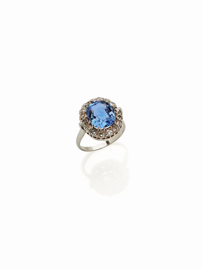 Anello in Oro Bianco con Zaffiro di 5,30 Ct Circa e Diamanti