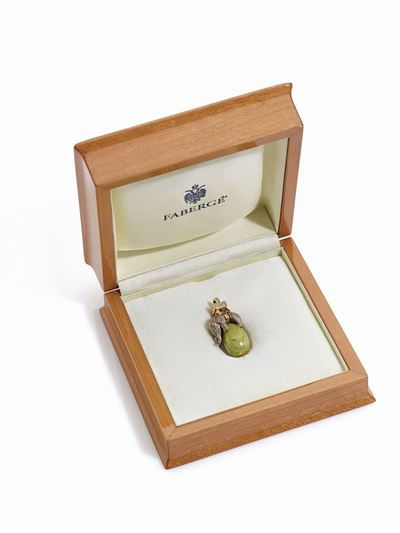 Ciondolo Firmato Fabergèin Oro Giallo, Smalti e Diamanti.