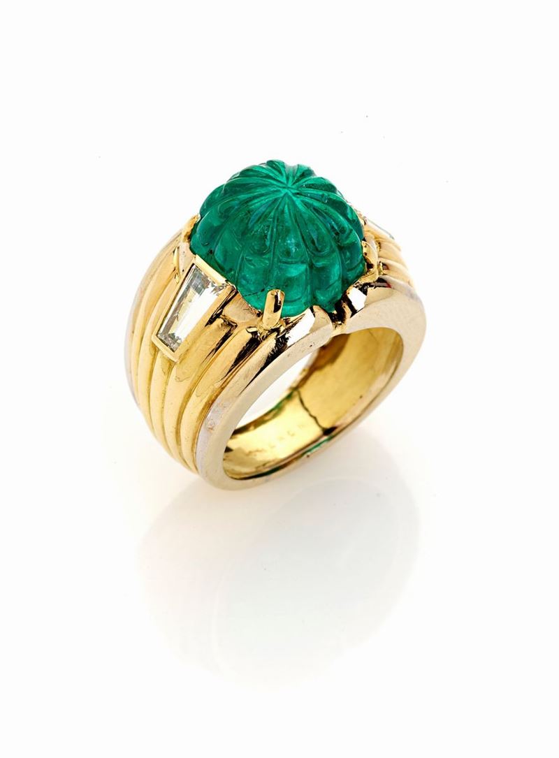 Anello Boucheron in Oro Giallo con Smeraldo Inciso