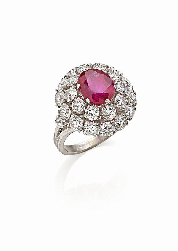 Anello in platino con rubino circa 3,70ct e diamanti    - Asta Gioielli e Orologi del XX Secolo - Faraone Casa d'Aste