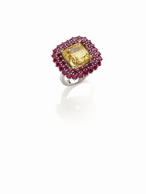 Anello con zaffiro giallo e rubini