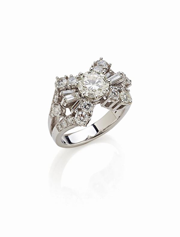 Anello in oro bianco con diamante centrale e diamanti baguette e brillanti