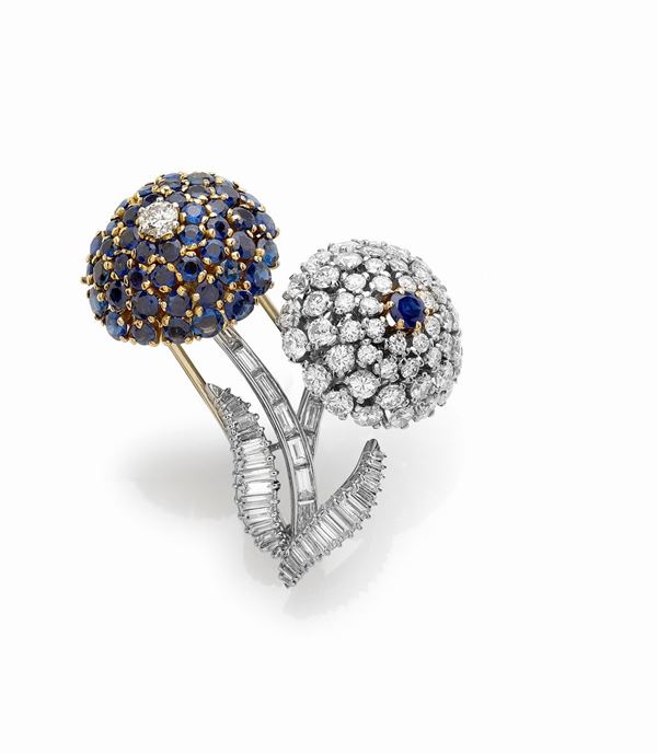 Spilla a fiore in oro bianco, diamanti e zaffiri  - Auction Gioielli e Orologi del XX Secolo - Faraone Casa d'Aste