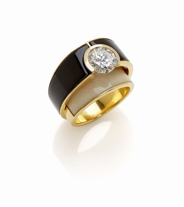 Anello Scavia in oro giallo , onice e madreperla con diamante centrale 