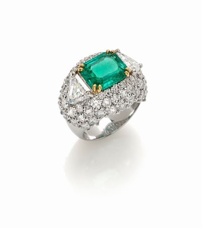 Anello in Oro Bianco con Smeraldo Centrale e Diamanti