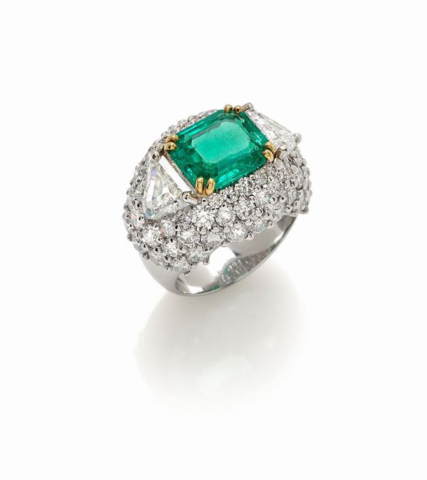 Anello in oro bianco con smeraldo centrale e diamanti