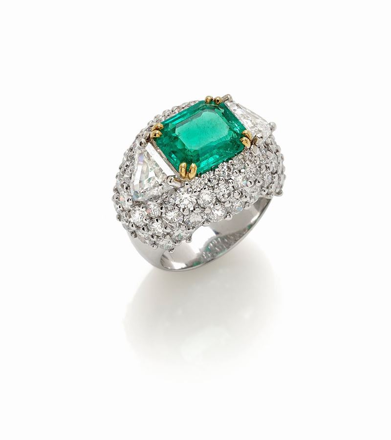 Anello in Oro Bianco con Smeraldo Centrale e Diamanti