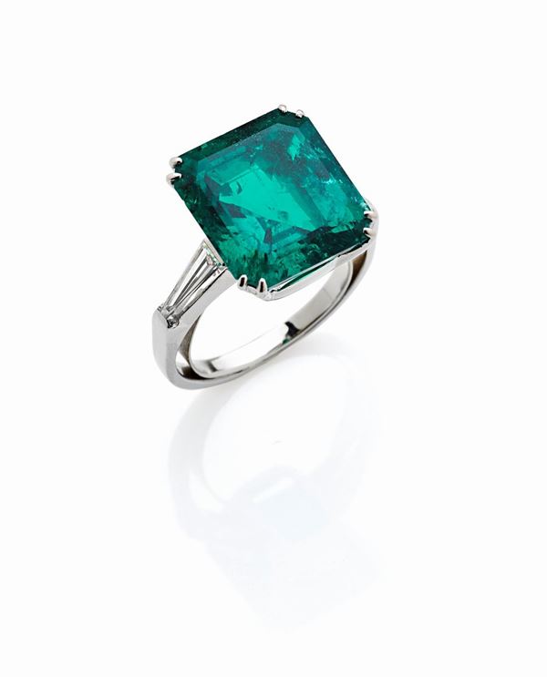 Anello Faraone con smeraldo centrale 8,81ct e diamanti tapered