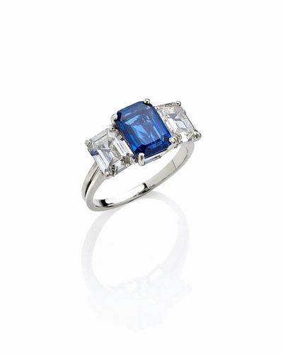 Anello con Zaffiro e Diamanti Laterali