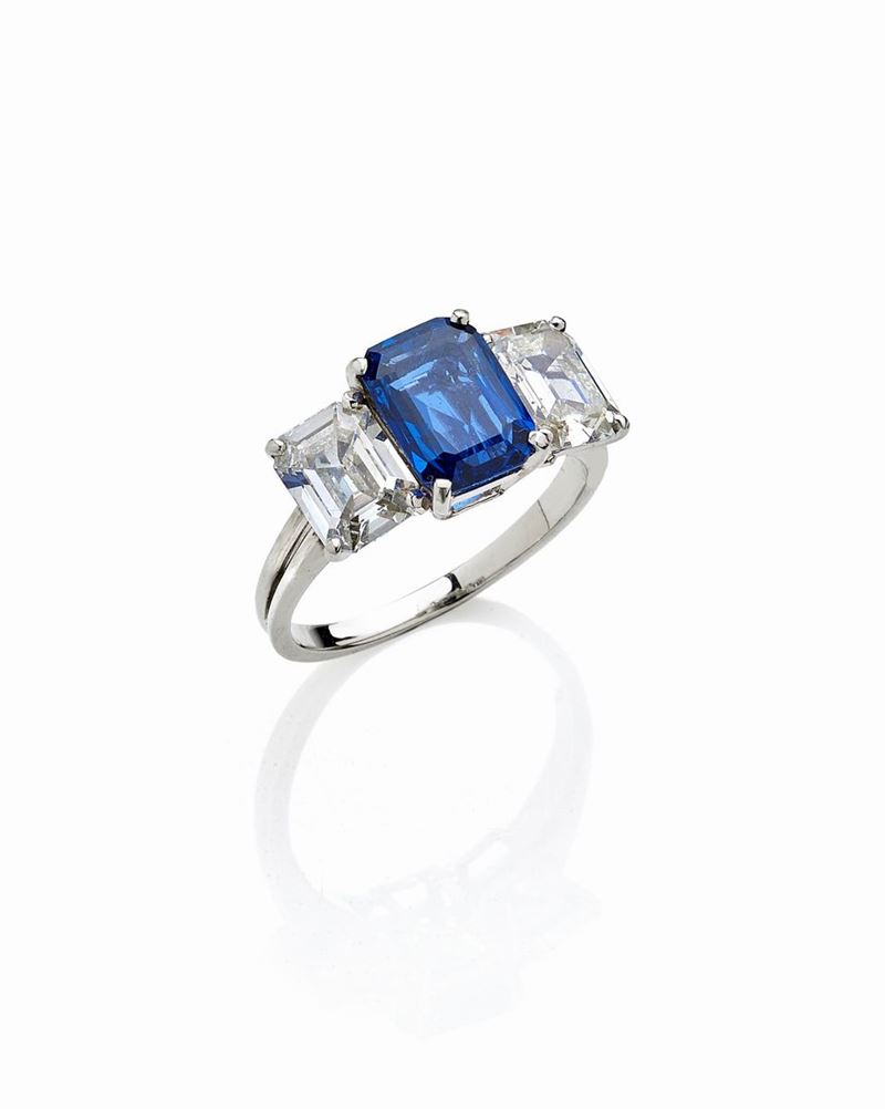 Anello con Zaffiro e Diamanti Laterali