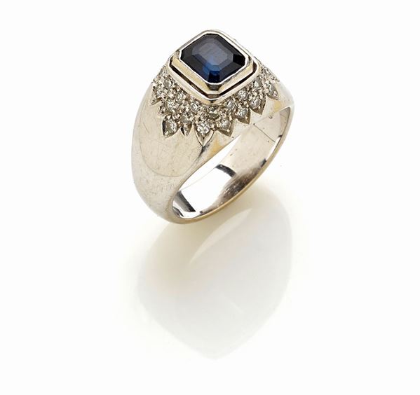 Anello in oro bianco con zaffiro e diamanti 