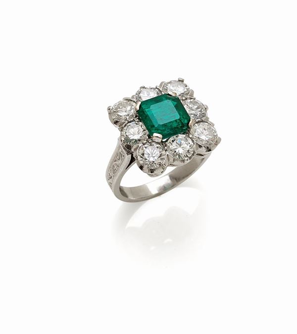 Anello in platino con smeraldo e diamanti