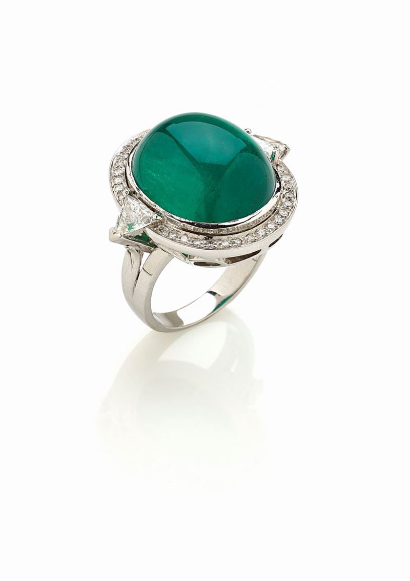 Anello in Oro Bianco con Smeraldo Cabochon