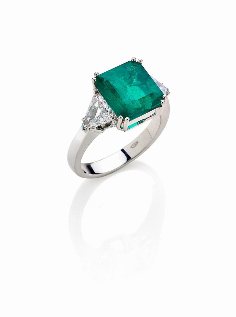 Anello con Smeraldo Centrale e Due Diamanti Triangolari