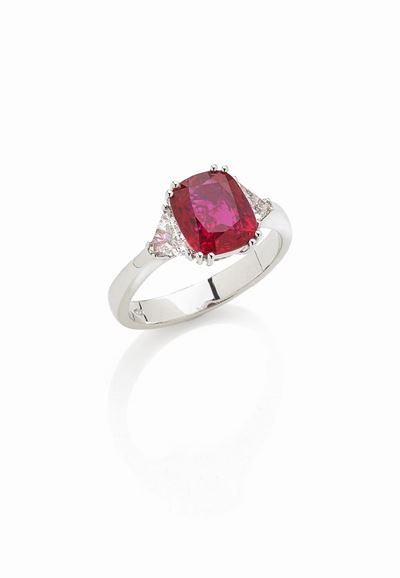 Anello in Oro Bianco con Rubino e Diamanti Triangolari