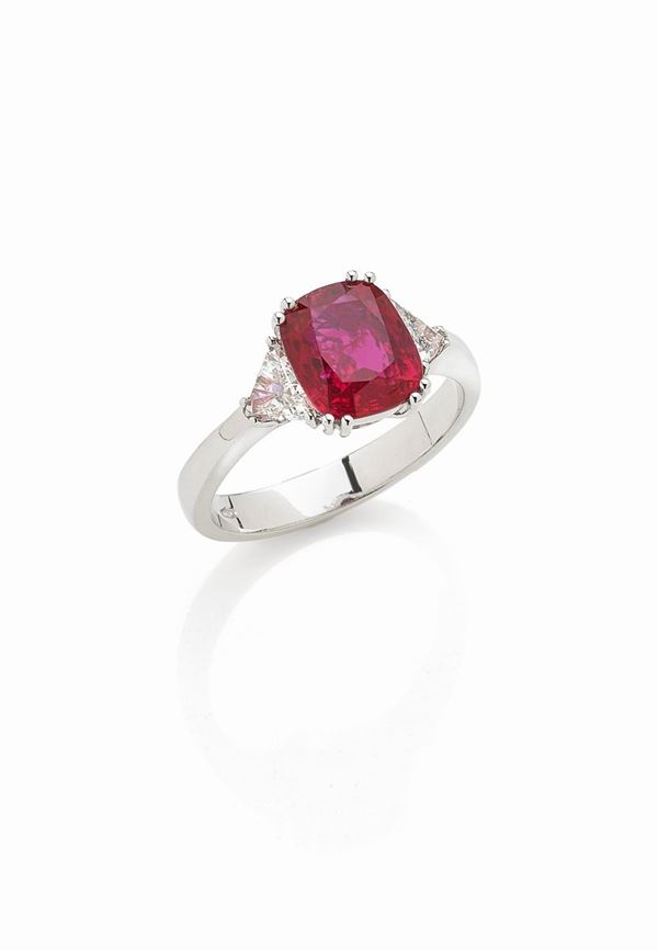 Anello in oro bianco con rubino e diamanti triangolari