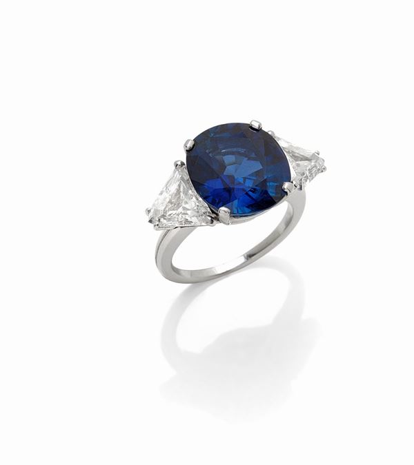 Anello in oro bianco con zaffiro e diamanti triangolari