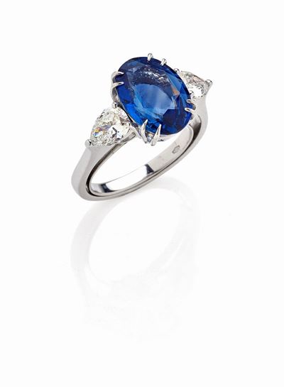 Anello Oro Bianco con Zaffiro Centrale e Due Diamanti a Goccia Laterali