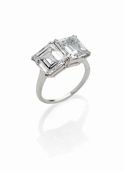 Anello in Platino con Due Diamanti Taglio Smeraldo