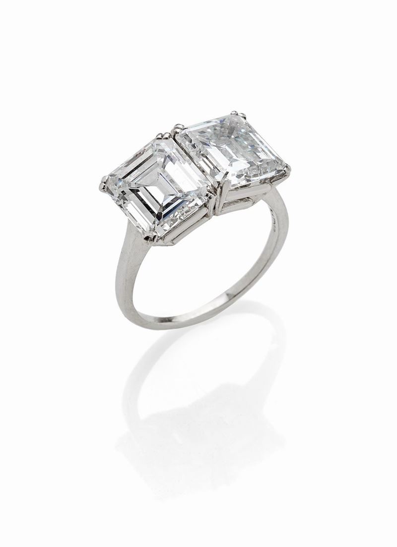 Anello in Platino con Due Diamanti Taglio Smeraldo