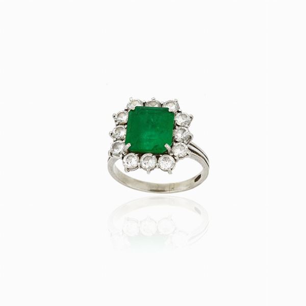 ANELLO IN ORO BIANCO CON SMERALDO E DIAMANTI