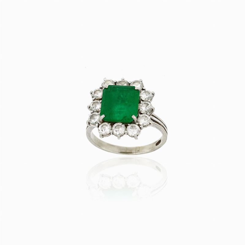 Anello in Oro Bianco con Smeraldo e Diamanti