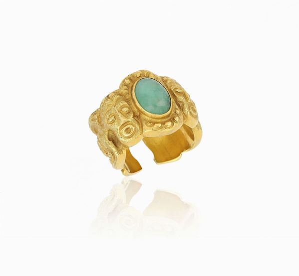 Anello maschere in oro con smeraldo