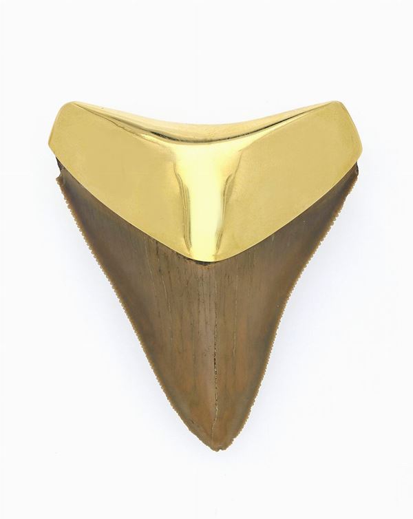 Pendente in oro e materiale organico   - Auction L'ETÀ DELL'ORO - Faraone Casa d'Aste