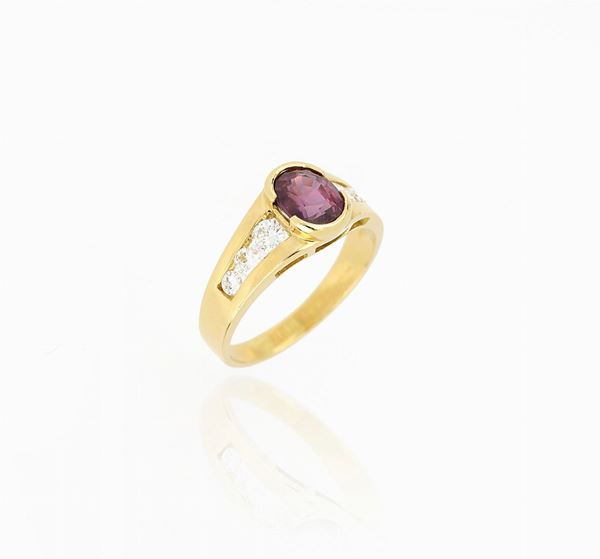 Anello in oro giallo con rubino e diamanti