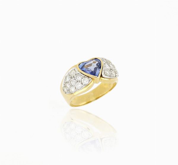 Anello in oro giallo con zaffiro a cuore e diamanti 