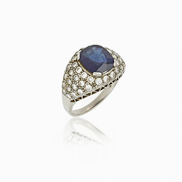 Anello in platino con zaffiro e diamanti