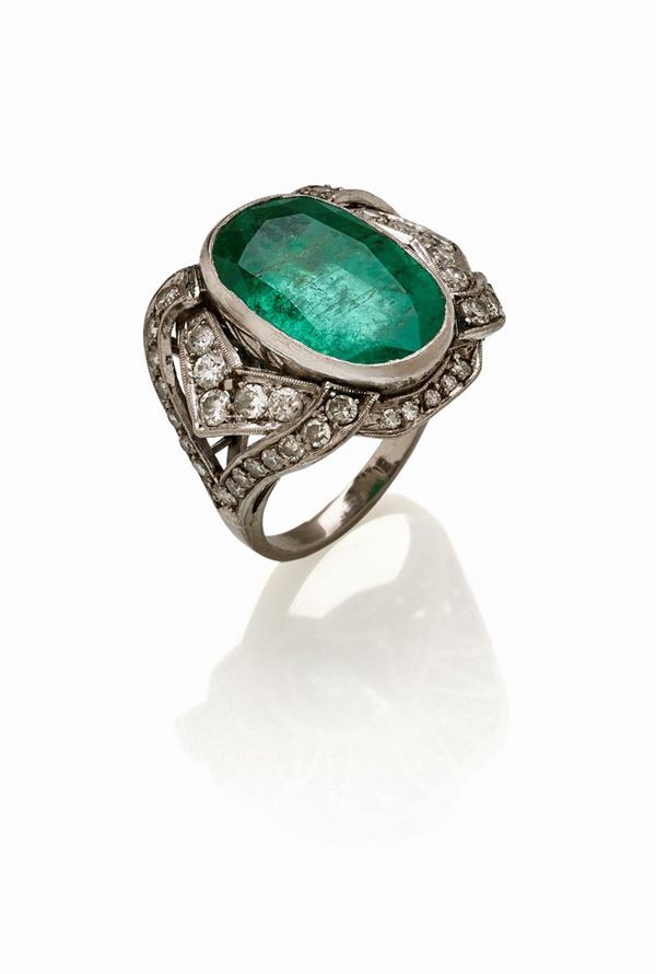Anello con smeraldo