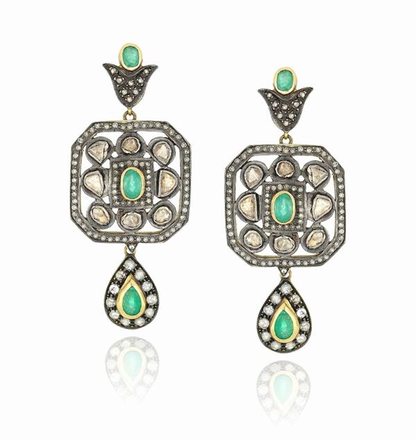 Orecchini in oro e argento con diamanti e smerladi