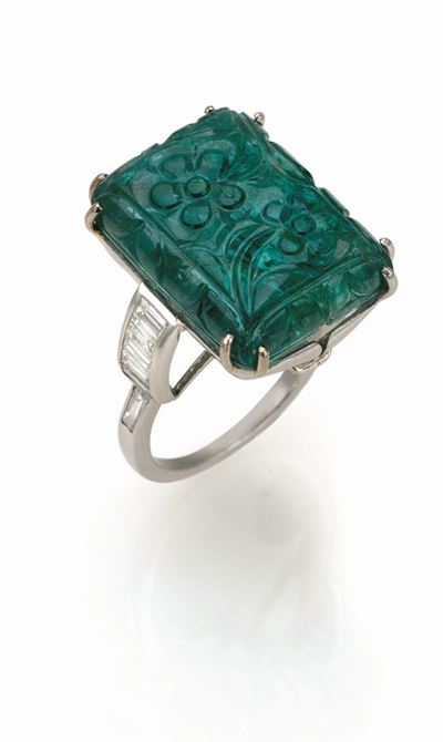 Anello in Platino con Smeraldo Inciso