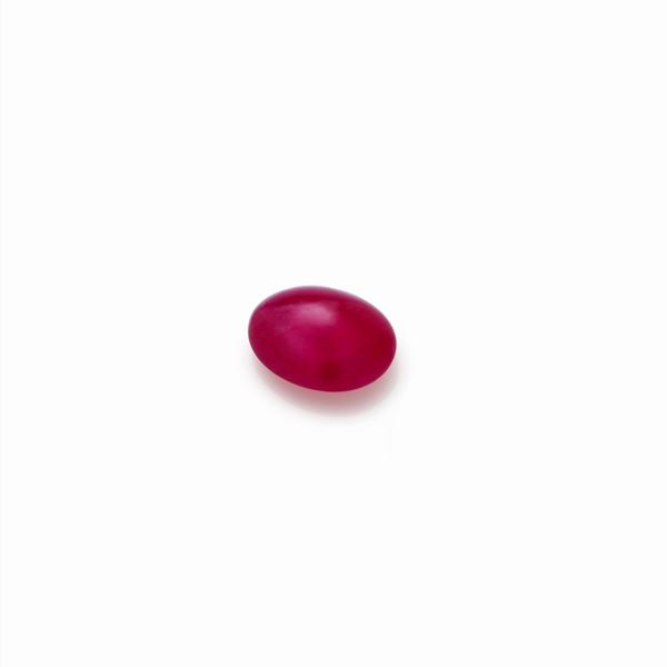 Rubino Birmano di 4,98ct, forma ovale, taglio cabochon