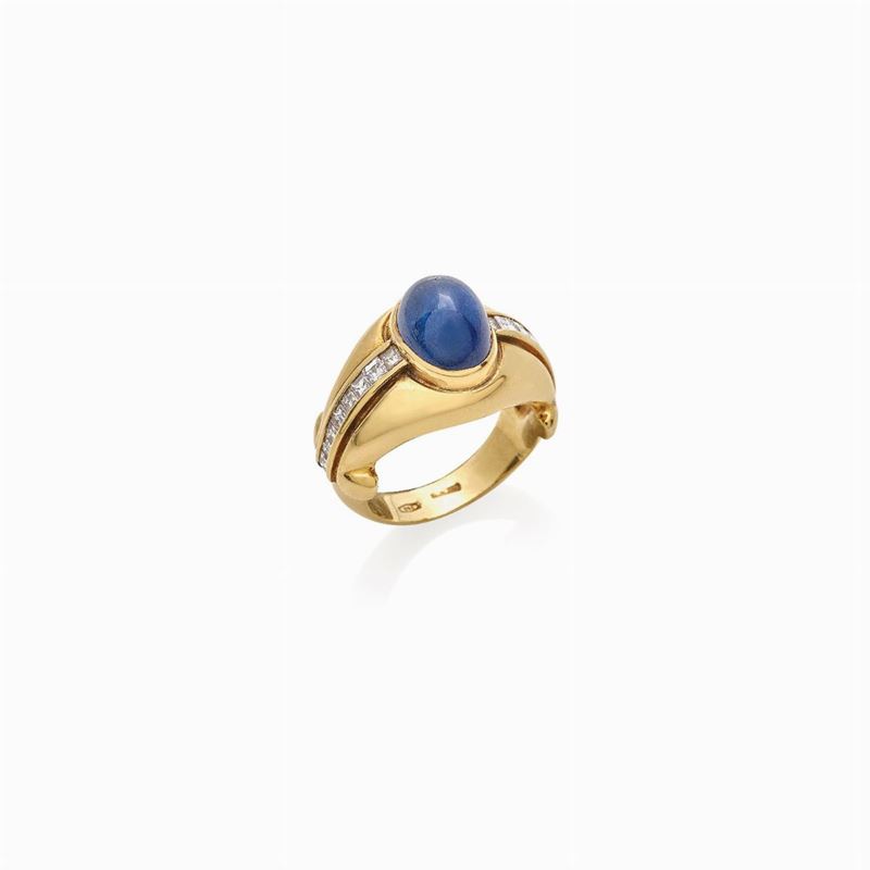 Anello con Zaffiro Cabochon e Diamanti