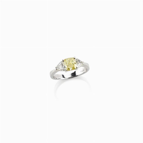 Anello con diamante fancy e diamanti