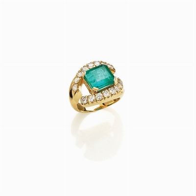 Anello Firmato Chilleri con Smeraldo Centrale e Diamanti