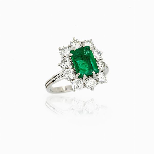Anello oro bianco, diamanti e smeraldo