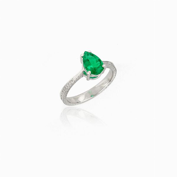 Anello con smeraldo a goccia