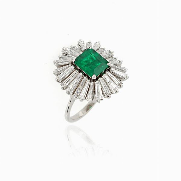 Anello margherita con smeraldo