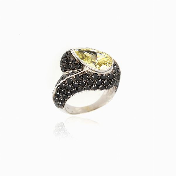Anello con diamante goccia natural fancy light yellow   - Asta ASTA LIVE SETTEMBRE - Faraone Casa d'Aste