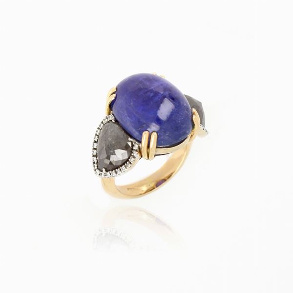 Anello con tanzanite cabochon